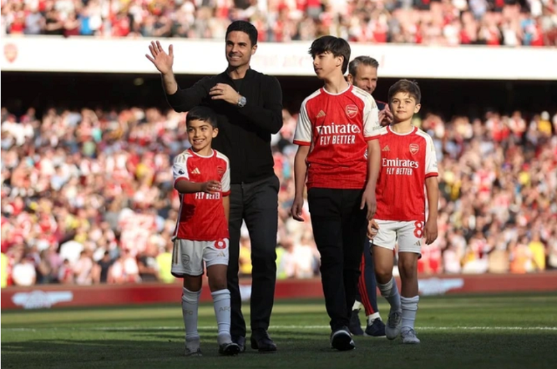 con-trai-hlv-mikel-arteta-chinh-thuc-ra-mat-doi-tre-arsenal